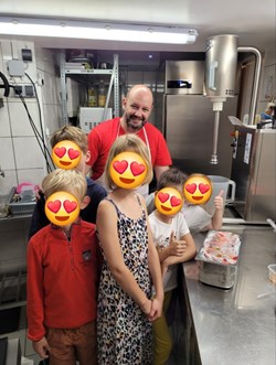 Luis Petisca und die Ferienkinder beim Eismachen. Die Kinder sind unkenntlich gemacht.