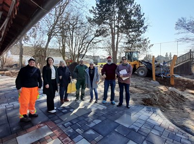 Die Baustelle in der Kita Rembrücken läuft auf vollen Touren. Kai Scheer (Leiter Fachdienst Hochbau, 2.v.r.), Sabine Rosenberg und Angela Menzel vom Team Stadtgrün (1.v.r. und 1.v.l.), Kita-Leiterin Julia Richter (2.v.l.) sowie die Bauleiterin Andrea Karger und die Bauplanerin Claudia Uhle freuen sich über die Baufortschritte.
