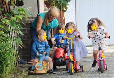 Heusenstammer Tagesmutter mit "ihren" Kindern - Die Kinder sind unkenntlich gemacht.