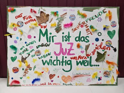 Die von Kindern und Jugendlichen gestaltete XXL-Leinwand im Jugendzentrum.