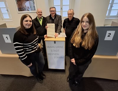 Die selbstgebaute Wahlurne ist jetzt im Briefwahllokal im Rathaus aufgestellt. V.l.: Ralli Kaita (Kinder- und Jugendförderung), Gemeindewahlleiter Markus Tremmel, Bürgermeister Steffen Ball, Christoph Jonas und Sarah (15) aus dem Jugendtreff 