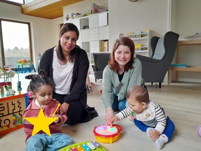 Die erste Tagesmutter ist mit ihren Betreuungskindern in das Haus der Kindertagespflege eingezogen. V.l.: Tagesmutter Nave Banga und Johanna Fritz vom städtischen Familien- und Frauenbüro.