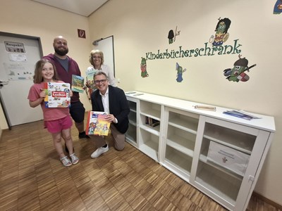 Der Rembrücker Kinderbücherschrank steht und ist „eröffnet“. V.l.: Ideengeberin Sarah Flick, Andy Borchert, Katja Richter und Bürgermeister Steffen Ball.