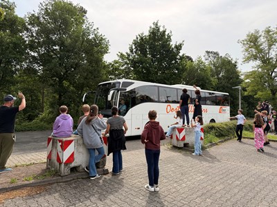 Tschüss und eine gute Heimfahrt: Die Jugendlichen nehmen schweren Herzens Abschied und blicken auf vier tolle Tage zurück.