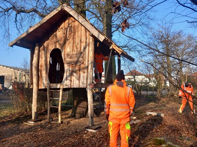 Das Bauhof-Team demontiert das Baumhaus im Sommerfeld.
