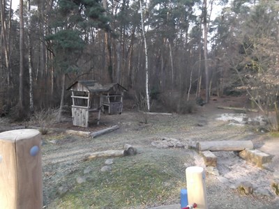 Der naturnahe Waldspielplatz Frankfurter Straße vor der Demontage der Spielhäuser.