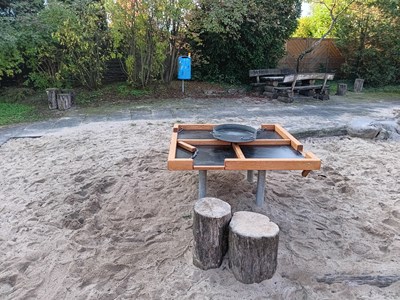 Spielplatz Königsberger Straße: Die neue und selbstgebaute Tischplatte ist montiert.