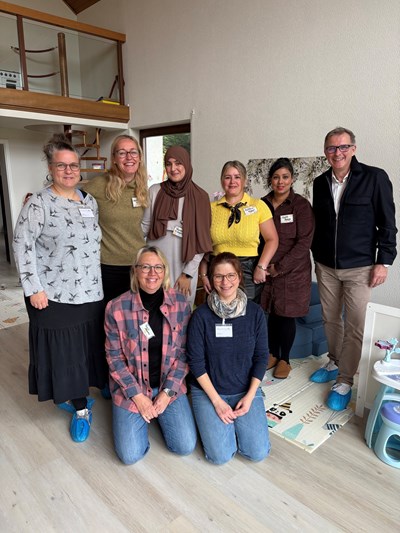 Ein erfolgreicher Tag der offenen Tür der Kindertagespflege in Heusenstamm 2026 - Bild zugeschnitten. Bürgermeister Steffen Ball (r.) sowie Katrin Roth (l.) und Johanna Fritz (vorne rechts) vom Familienbüro freuen sich über den regen Zuspruch.