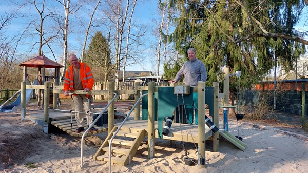 Spielplatzprüfer Martin Bunke (l.) und Jens Deckart (r.) begutachten das neue Spielgerät am Spielplatz Schlossweiher.