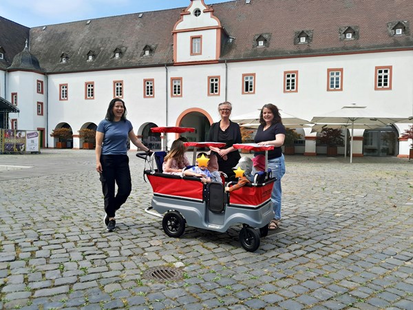 Der neue Kinderbus für die Kindertagespflege ist da! V.l.: Tagesmutter Stephanie Fisch, Eva Knitsch und Katrin Roth (Familien- und Frauenbüro)