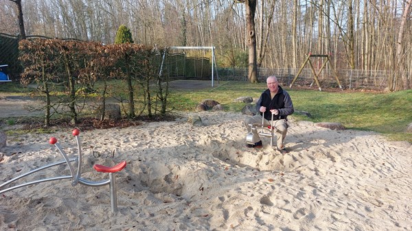 Spielplatzprüfer Martin Bunke und Jens Deckart (nicht auf dem Foto) begutachten die neuen Sandbagger auf dem Spielplatz Zeisigweg.