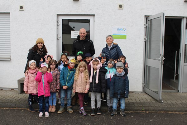 Kinder aus dem Kinderhaus Wiesenborn besuchen die Heusenstammer Kläranlage