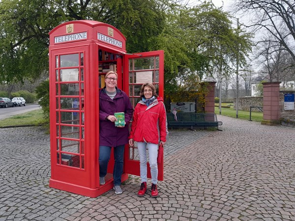 10 Jahre Bücherschrank in Heusenstamm: Ivonne Wanko (l.) und Katja Richter (r.), Leitung Stadtbücherei, freuen sich über den Erfolg.