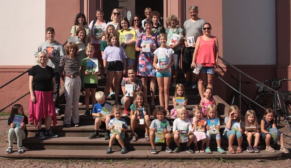 Die diesjährigen Gewinnerinnen und Gewinner beim Ferienrätsel. (Foto: Volker Henze)