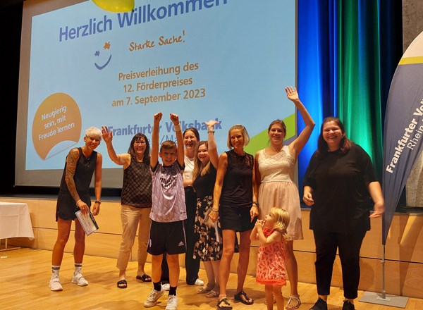 Gewonnen! Die Löwengruppe und das Team der Kindertagesstätte Rembrücken freuen sich über den Förderpreis. 