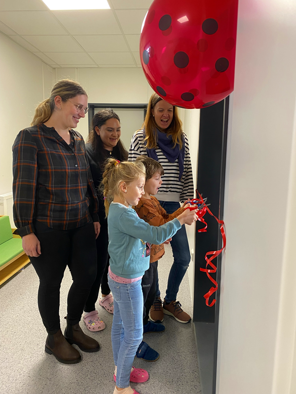 Eröffnung der Marienkäfer-Gruppe (v.l.): Anne Gotta (Leiterin Kinderhaus), Filomena De Stefano und Ann-Kathrin Wust (Erzieherinnen Marienkäfer) sowie zwei ehemalige Krippenkinder.