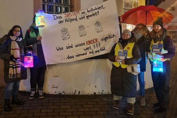 Mitarbeitende des Kinderhauses Am Bieberbach unterstützen mit ihrer Mahnwache die Forderungen der Verdi.