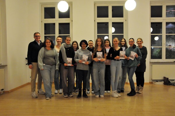 Katrin Roth (zweite von links) und Eva Knitsch (Foto) vom Familien- und Frauenbüro, Bürgermeister Steffen Ball (l.) und Kursleiterin Stefanie Berick (r.) überreichten die Urkunden an die Teilnehmerinnen des Babysitter-Führerschein-Kurses.