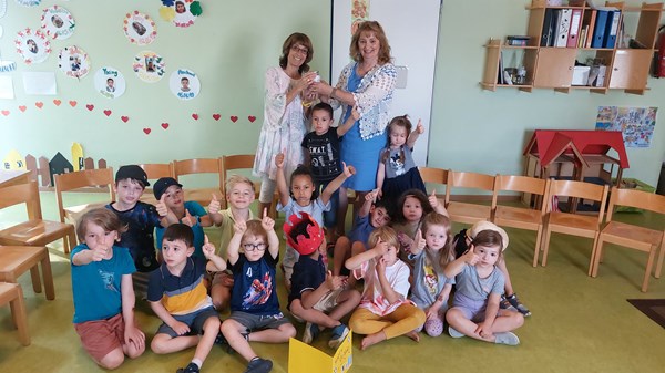 Katja Richter, Leiterin der Stadtbücherei (l.), überreicht den Spendentopf an Erzieherin Marija Simic-Wehrum (r.) von der Leseratten-Gruppe im Kinderhaus Wiesenborn.