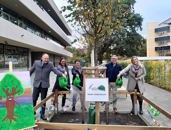 Eine Linde für die Lindenschule: Symbolische Übergabe des Wunschbaums