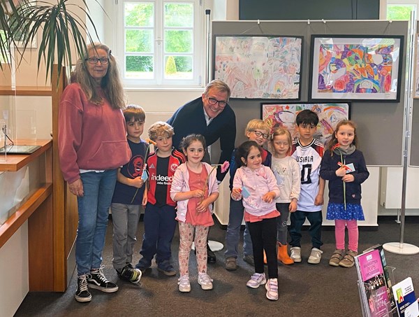„Kleine Künstler – große Werke“: Kinder-Kunstausstellung des Kinderhauses „Am Bieberbach“ im Rathaus