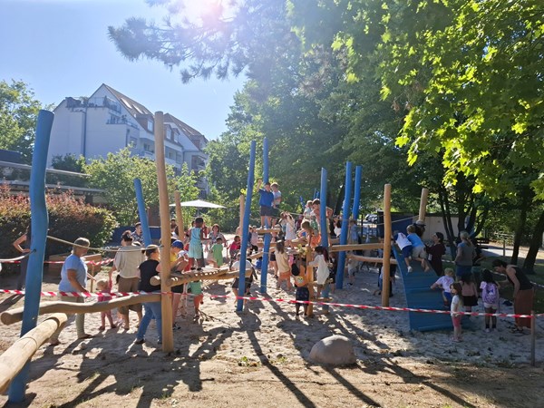 Kinderlachen statt Baustellenlärm: Kita Jona hat ihr neues Außengelände zurück