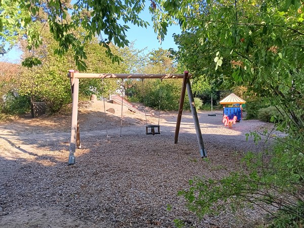 Spielplatz Konrad-Adenauer-Straße: Schaukel ist wieder nutzbar